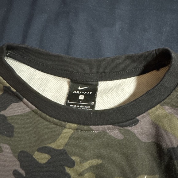 Nike‎ Sportswear Sweatshirt Womens Small Camouflage Crew Neck Cropped DJ0761 082 - Picture 3 of 8